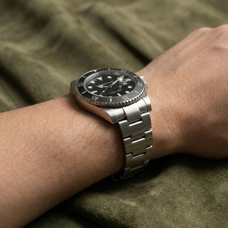Relógio Fabbricantti masculino mergulhador caixa redonda luneta preta mostrador preto pulseira oyster aço inoxidável no pulso estilo Submariner fundo suede verde oliva