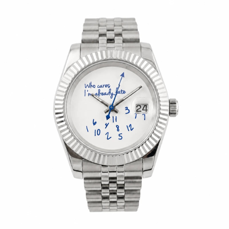 Relógio Fabbricantti prateado com mostrador branco, números azuis dispersos e inscrição “Who cares I'm already late”.