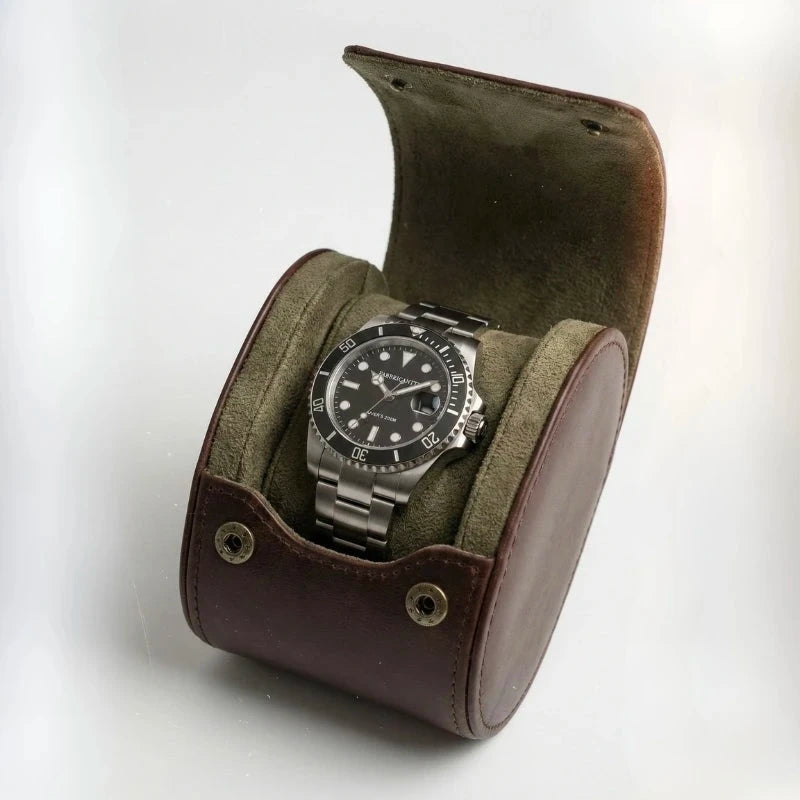 Fabricante relogio mergulhador Submariner mostrador preto luneta preta bracelete aco oyster dentro porta-relogios couro marrom aberto fundo branco
