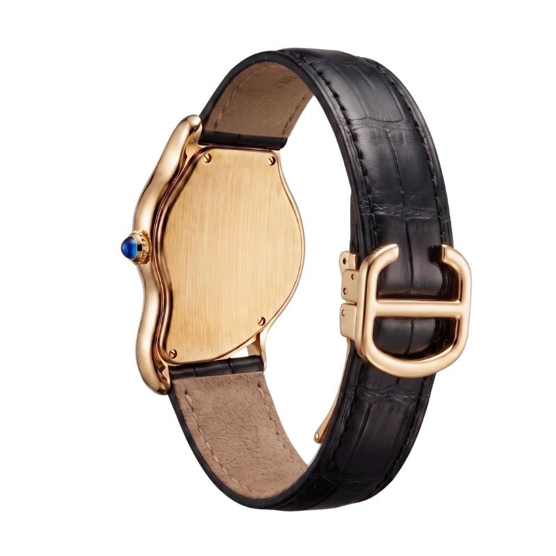 Vista traseira de relógio Fabbricantti de caixa assimétrica dourada, com pulseira preta e fecho dourado.