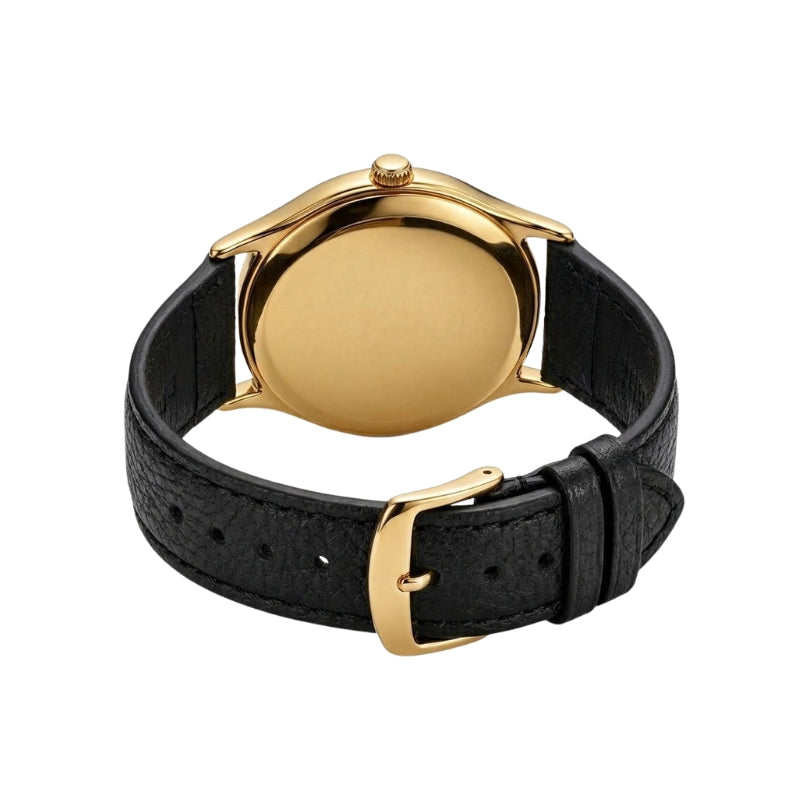 Vista traseira do Semblantti dourado, com fundo fechado, pulseira de couro preta e fivela de pino dourada, sobre fundo branco.