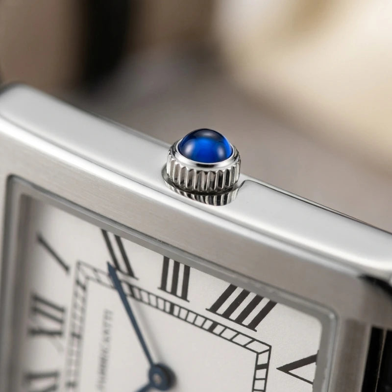 Detalhe superior da coroa azul e do mostrador com numerais romanos de relógio retangular Fabbricantti.