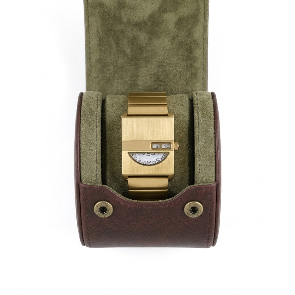 Relógio Vistta 35mm dourado em porta-relógio bordô aberto, com interior verde oliva e fundo branco.