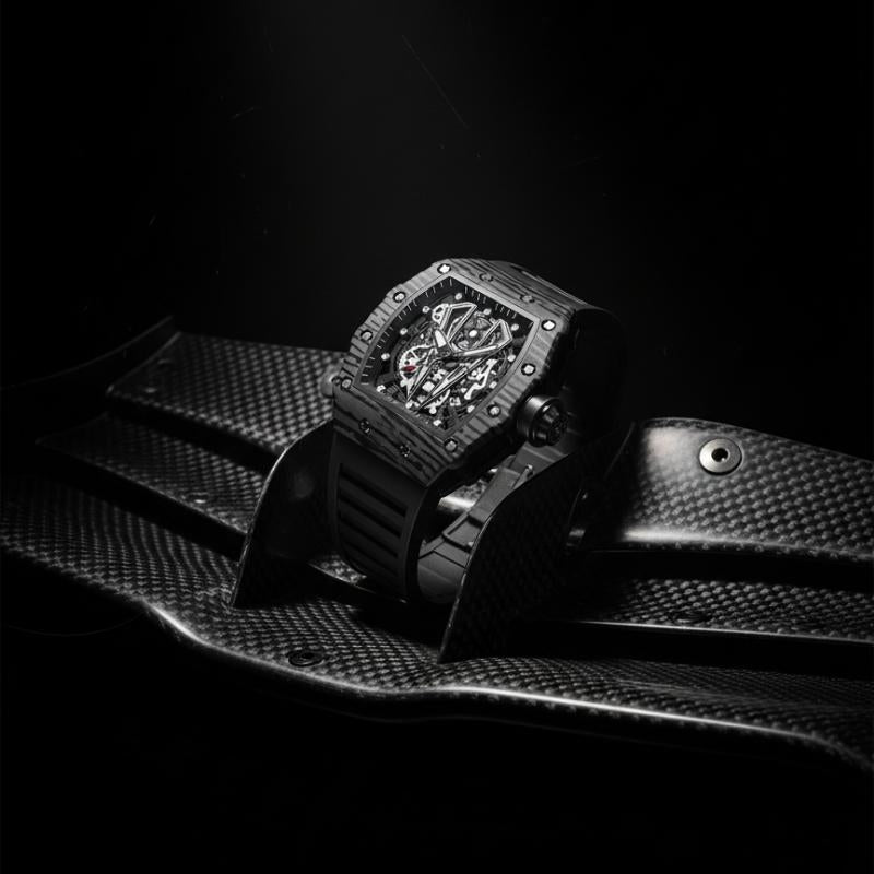 Fabbricanti relogio skeleton caixa retangular carbono preto pulseira borracha preta superficie carbono fundo escuro lifestyle produto masculino